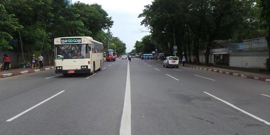 Menyeberang di Myanmar, jangan tengok kanan!