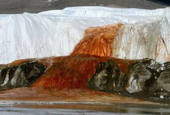 air terjun darah antartika