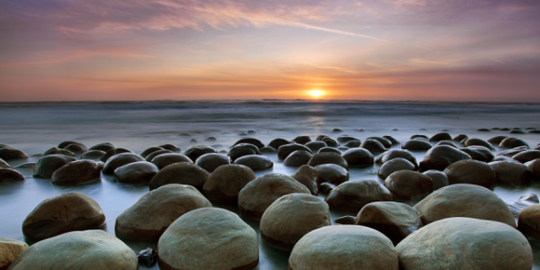 Tepi pantai California ini dipenuhi batu serupa bola bowling