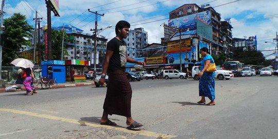 Kebiasaan unik pria Myanmar yang sehari-hari pakai sarung