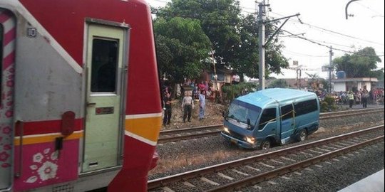 Minibus tertabrak kereta di Bintaro tak berpenumpang