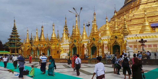 Menikmati kemilau emas dan berlian di Shwedagon Pagoda Myanmar