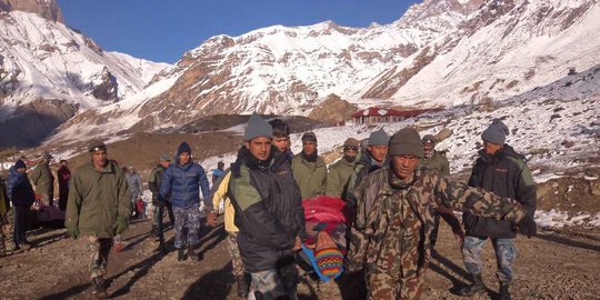 Evakuasi dramatis korban longsor salju Himalaya