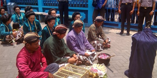 Bawa sesajen, warga Yogya ruwat Amien Rais karena mirip Sengkuni