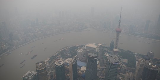 Melihat parahnya polusi udara di China dari atas Menara Shanghai