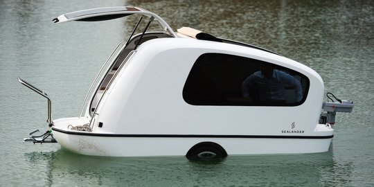 Sensasi bertamasya dengan 'Sealander', mobil rumah amfibi