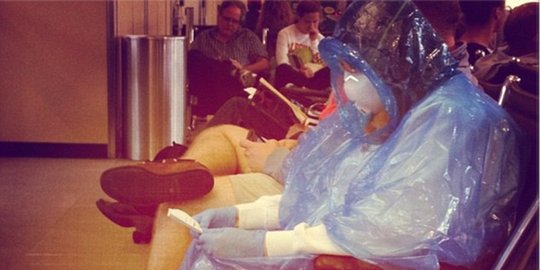 Takut Ebola, warga Amerika pakai baju pelindung di bandar udara