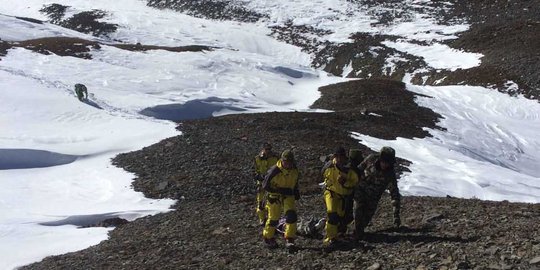 Perjuangan ekstra tim SAR Nepal evakuasi korban longsor Himalaya
