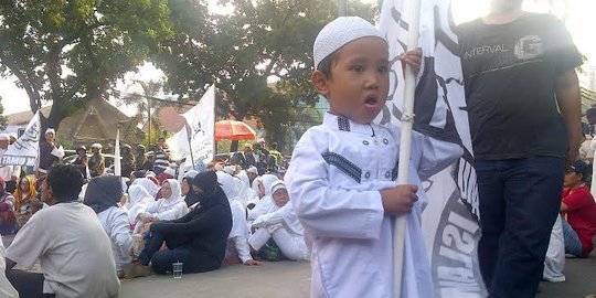 Bocah 2,5 tahun ini ikut demo FPI anti-Ahok di depan Gedung DPRD