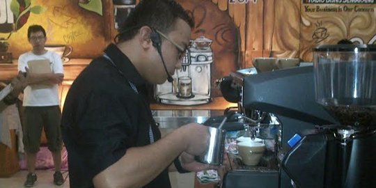 Puluhan Barista adu jago meracik kopi di mal Semarang