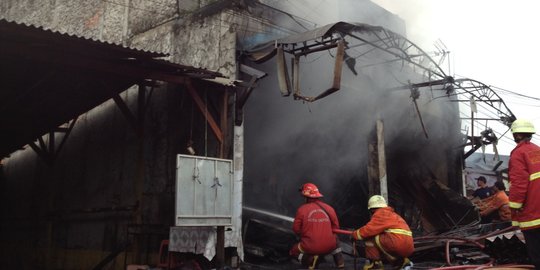 Indun nekat panjat atap rumah untuk padamkan kebakaran