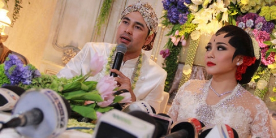 Nagita datang bulan, Raffi Ahmad tunda malam pertama 