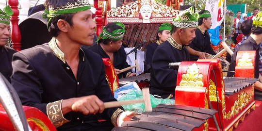 Musik tradisional ramaikan garis finis etape IV Tour de Ijen