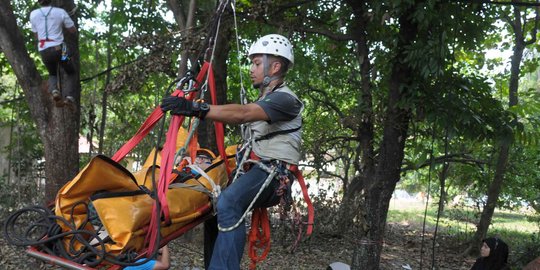 Melihat latihan penyelamatan kecelakaan gua dalam acara ISG 2014