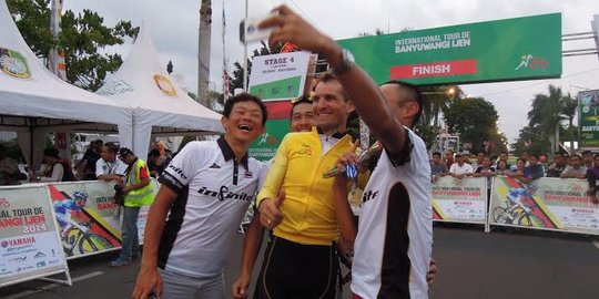 Menang Tour de Ijen, pebalap asal Prancis selfie depan bupati