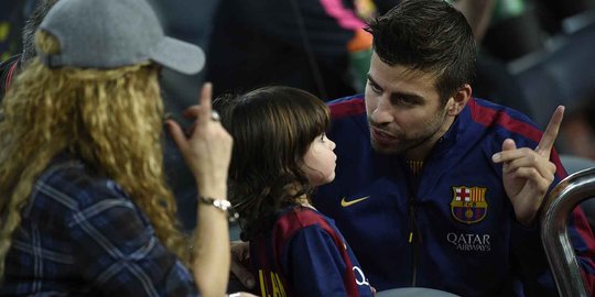 Kemesraan Gerard Pique bersama Shakira dan buah hati di Camp Nou