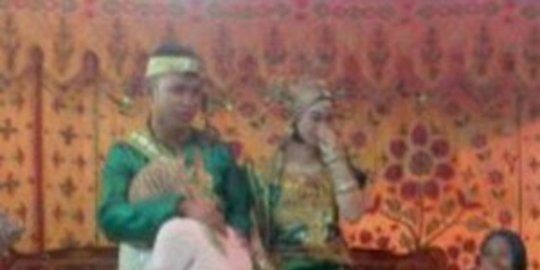 peluk rais di pelaminan rev2