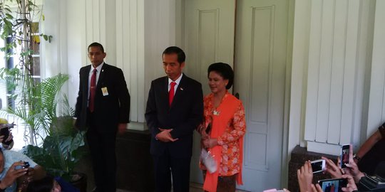 Jelang pelantikan, Jokowi makan pisang separuh & minum temulawak