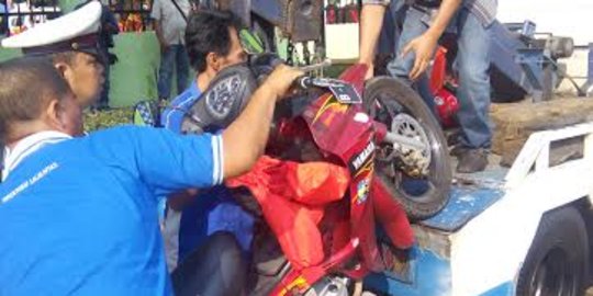 2 Motor misterius yang diparkir depan MPR diderek polisi