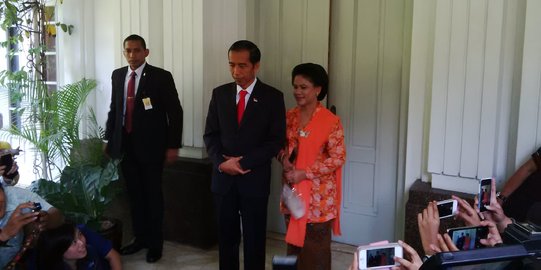 Biar cerah, Jokowi pilih sendiri kebaya oranye istri