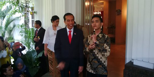 Jelang dilantik, Jokowi 'debat' dengan putra sulung soal media