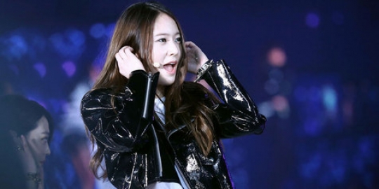 Krystal f(x) pingsan di konser SMTOWN