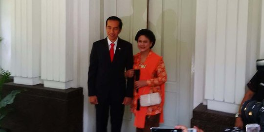 Jelang hadiri pelantikan, Jokowi digandeng mesra Iriana