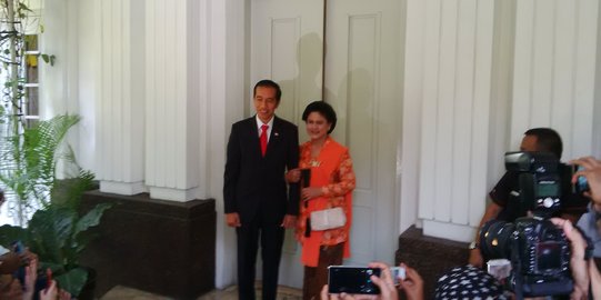 Ibu Ani dan istri Jokowi kompak di pelantikan