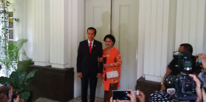 Ibu Ani dan istri Jokowi kompak di pelantikan  merdeka.com