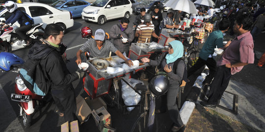 Pelantikan Jokowi, warga serbu makan gratis di Bundaran HI