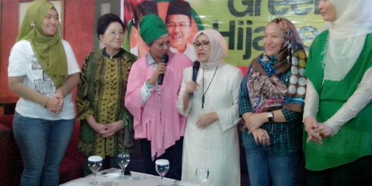 Usai Jokowi ucap sumpah, Ibu Ani bertukar kursi dengan istri JK