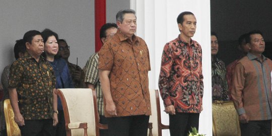 Usai disumpah, Jokowi cium SBY 3 kali dan bertukar kursi