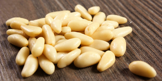 6 Manfaat kesehatan makan kacang pinus