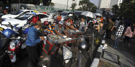 Slank & ribuan warga menanti kedatangan Jokowi-JK di Bundaran HI