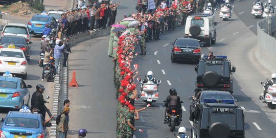 Banyak warga, iring-iringan mobil Jokowi dan JK susah lewat