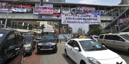 Keluar MPR, Jokowi senyum dan lambaikan tangan ke masyarakat