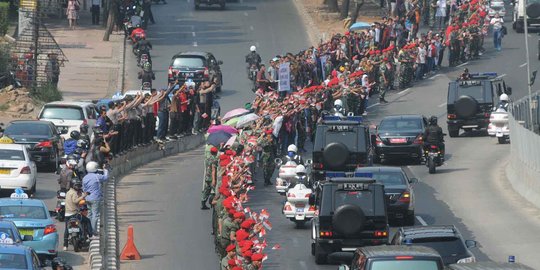 Ratusan karyawan di Sudirman semuti jalur yang dilintasi Jokowi