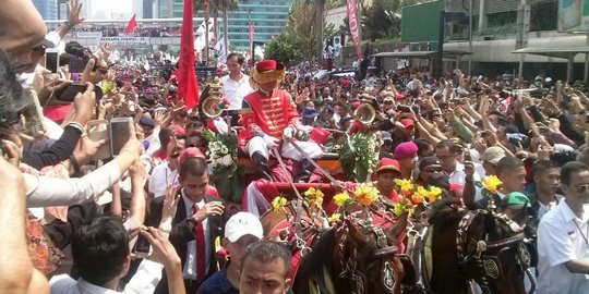 Diarak naik kereta kuda, Jokowi-JK lepas jas dan peci