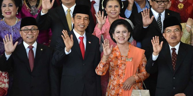 Seniman Bandung gelar syukuran pelantikan Jokowi di sungai  merdeka.com