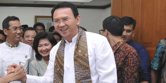 Sempat tegang, Ahok inisiatif jabat tangan Prabowo duluan