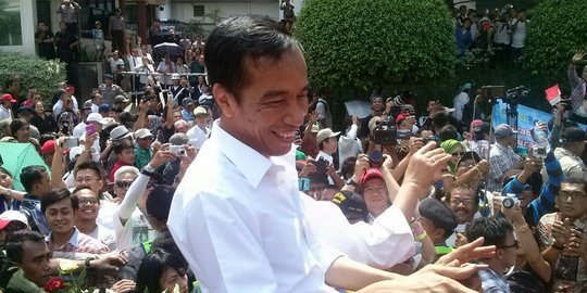 Bersiap masuk istana, Jokowi-JK kembali pakai peci, jas dan dasi