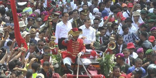 Saat pakai jas, Jokowi nyaris terjatuh dari kereta kuda