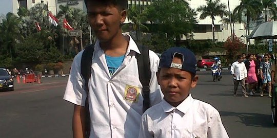 Kehabisan duit, dua bocah SMP kehausan saat ke kirab Jokowi