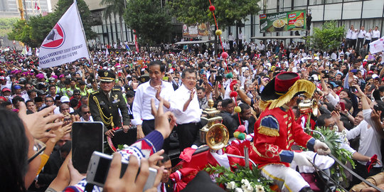 Kejar arak-arakan Jokowi-JK, warga jatuh bangun di Jl Thamrin