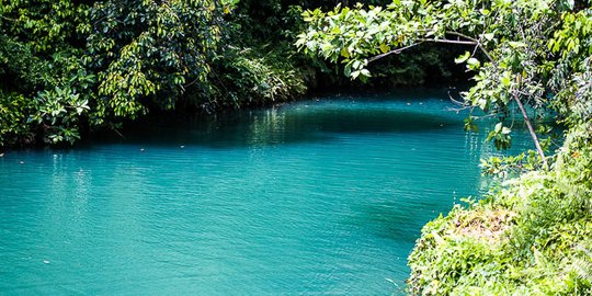 Bersantai di birunya Sungai Citumang