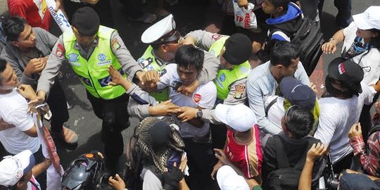 2 Pencopet babak belur dihajar massa saat konvoi Jokowi-JK