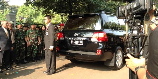 Dilepas ribuan rakyat, SBY menitikkan air mata di depan istana