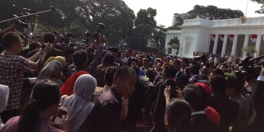 Keluar Istana, SBY disoraki relawan Jokowi
