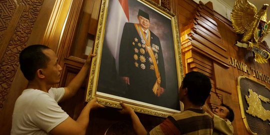 Jokowi-JK dilantik, foto SBY-Boediono di Grahadi diturunkan