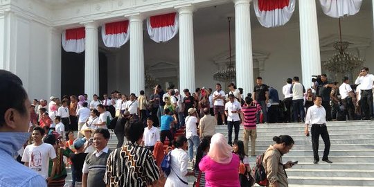 Warga dan relawan tumpah ruah di Istana Merdeka, sibuk berfoto